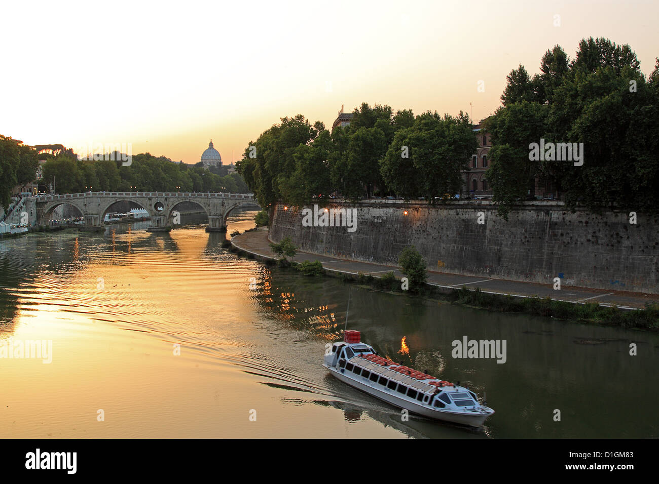 Tramonto sul Tevere, il fiume di Roma, e si tratta di ponti, con San Pietro in backgroud e una barca in primo piano Foto Stock