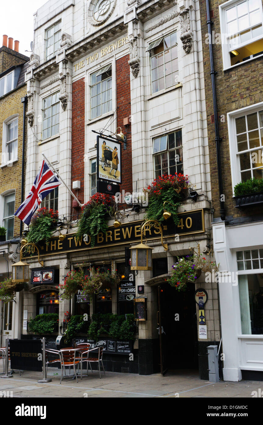 I due produttori di birra è un Taylor Walker pub vicino al Seven Dials nel centro del West End di Londra. Foto Stock