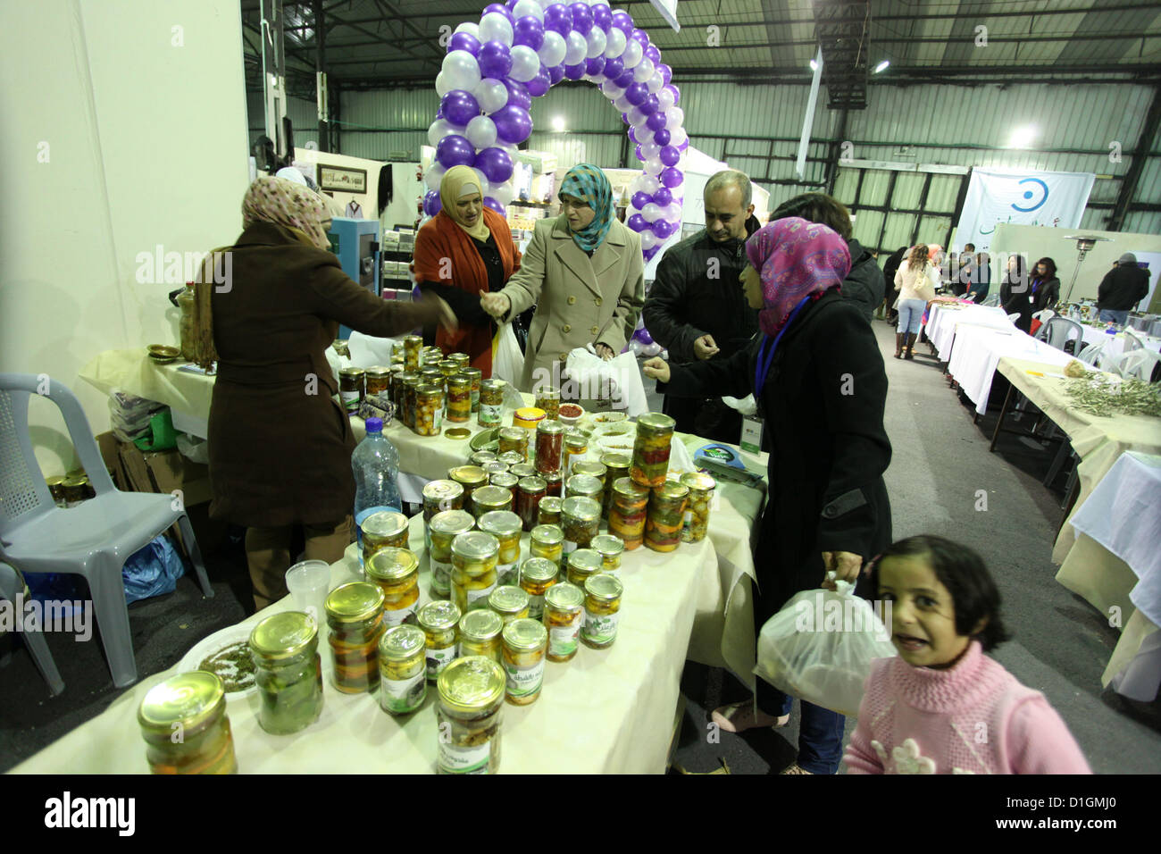 20 dicembre 2012 - Ramallah, West Bank, Territorio palestinese - palestinesi partecipare all'apertura del primo inverno shopping festival in Cisgiordania città di Ramallah, 21 dicembre 2012 (credito Immagine: © Issam Rimawi APA/images/ZUMAPRESS.com) Foto Stock