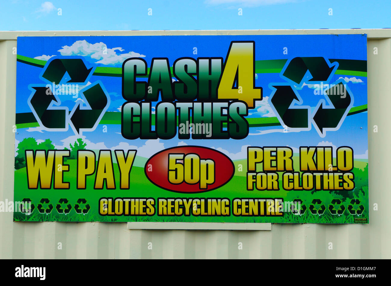Con un pagamento in contanti per i vestiti centro di riciclaggio. Foto Stock