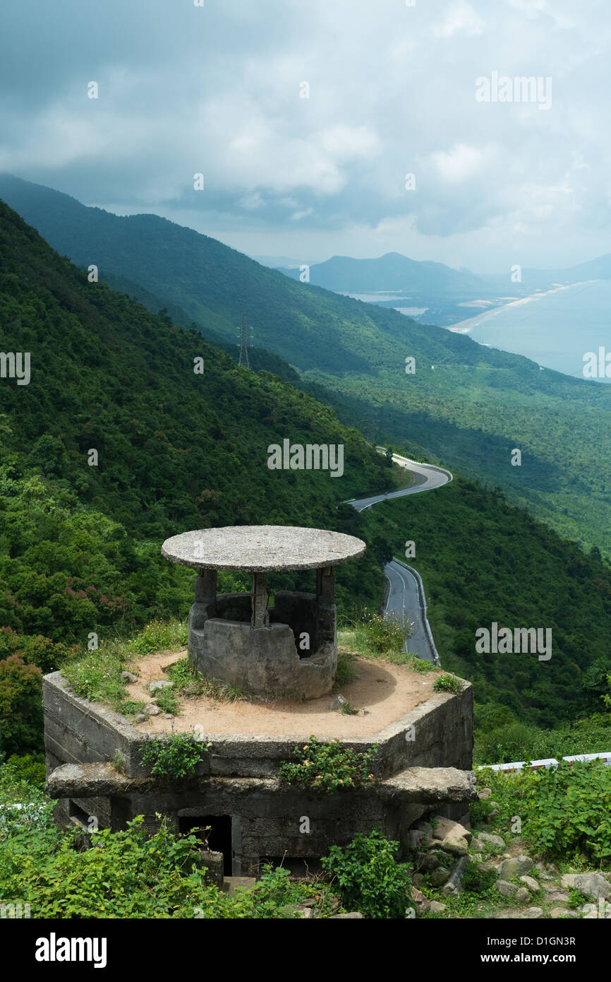 Immagine di un disuso militari americani guardano fuori posizione sul Hai Van Pass in Vietnam Foto Stock