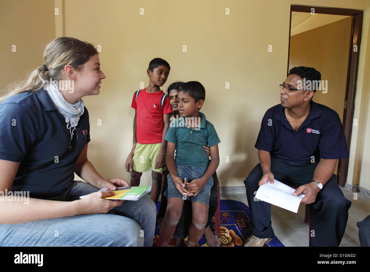 Galle, Sri Lanka, il personale delle organizzazioni di aiuto in una intervista con una famiglia Maltese Foto Stock