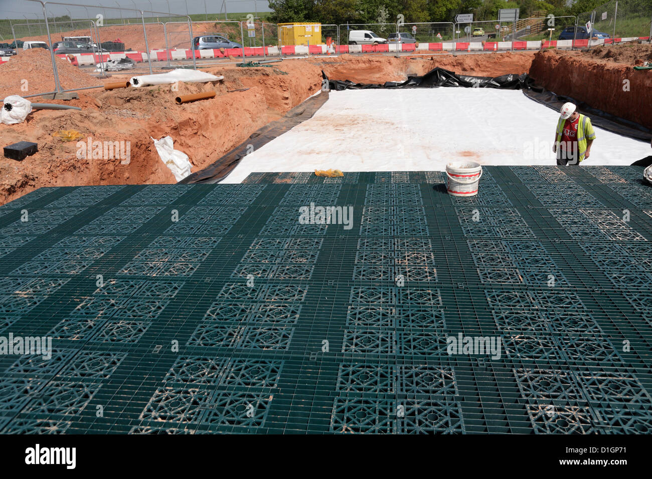 Drenaggio sostenibili stormbloc cassa plastica attenuazione sistema del serbatoio sul Regno Unito nuova strada sito in costruzione Foto Stock