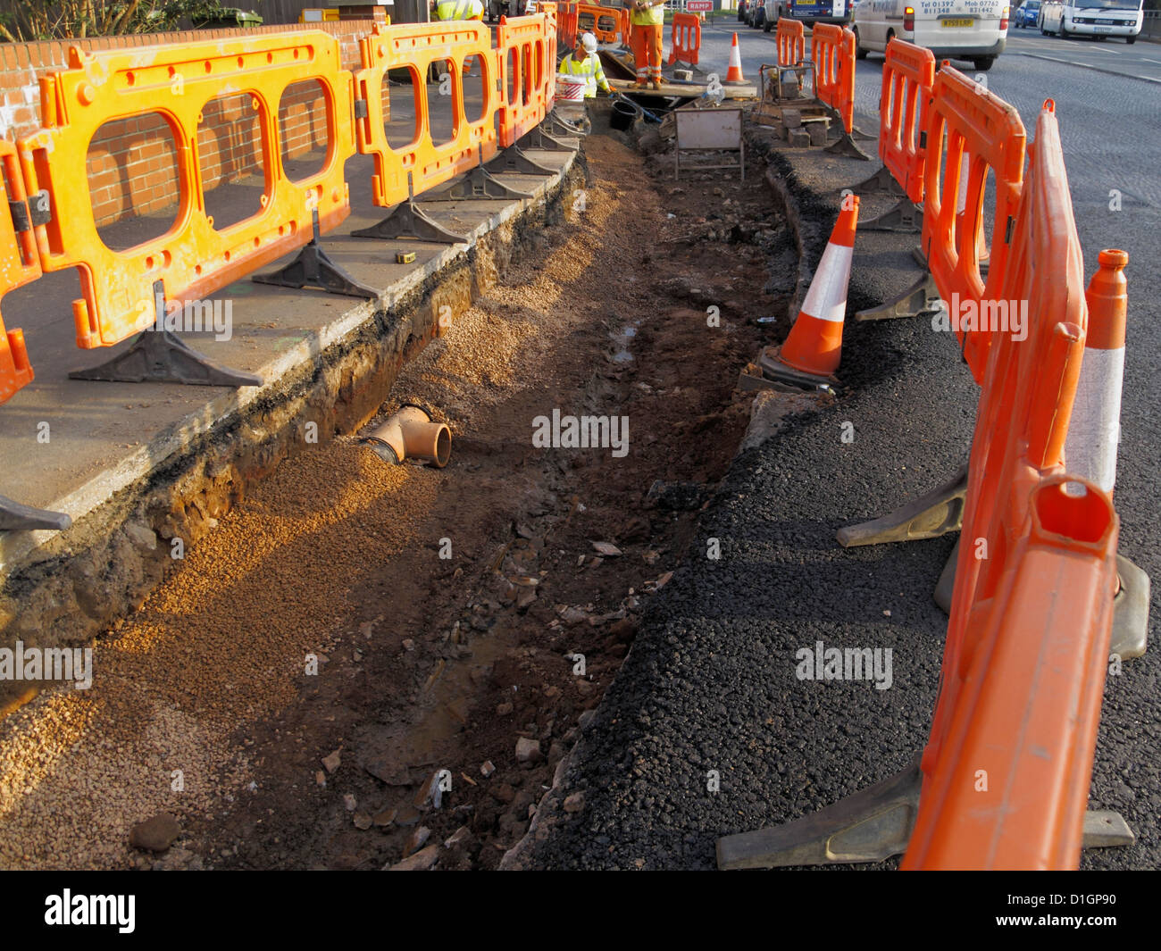 La riparazione dei danni della superficie urbana di acqua della tubazione di drenaggio infrastrutture fatiscenti Exeter Regno Unito Foto Stock