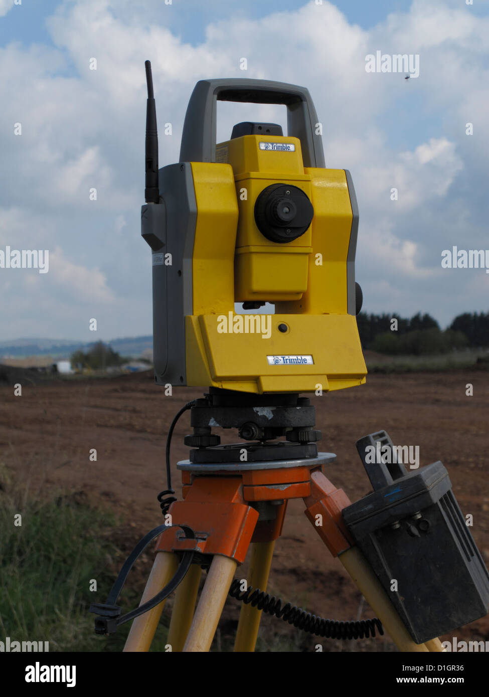 Trimble stazione totale EDM teodolite che può essere azionato senza un assistente che tiene traccia automaticamente il prisma di destinazione REGNO UNITO Foto Stock