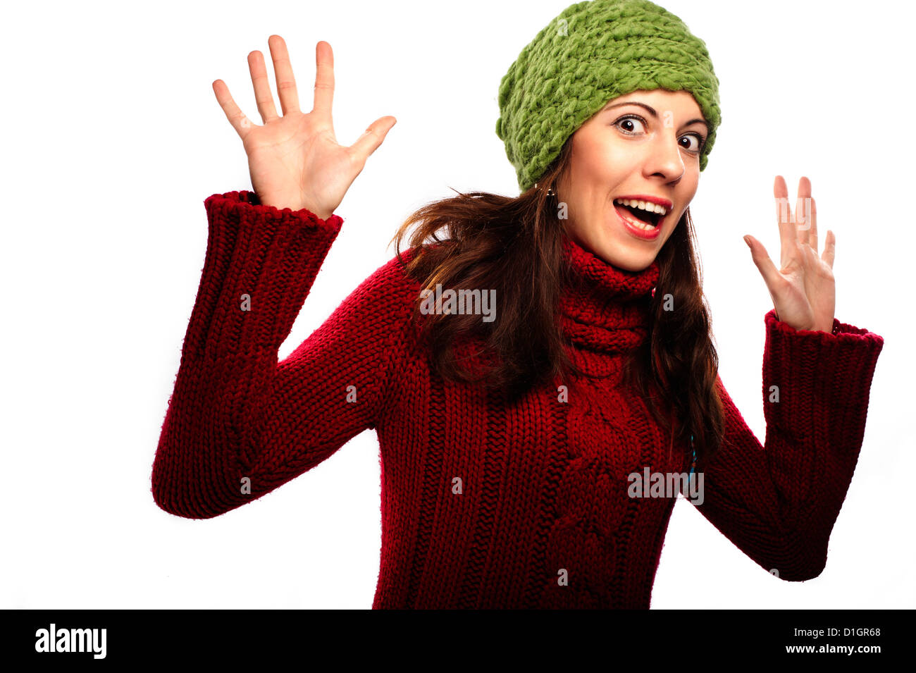 Attraente giovane donna caucasica in maglione rosso su sfondo bianco Foto Stock