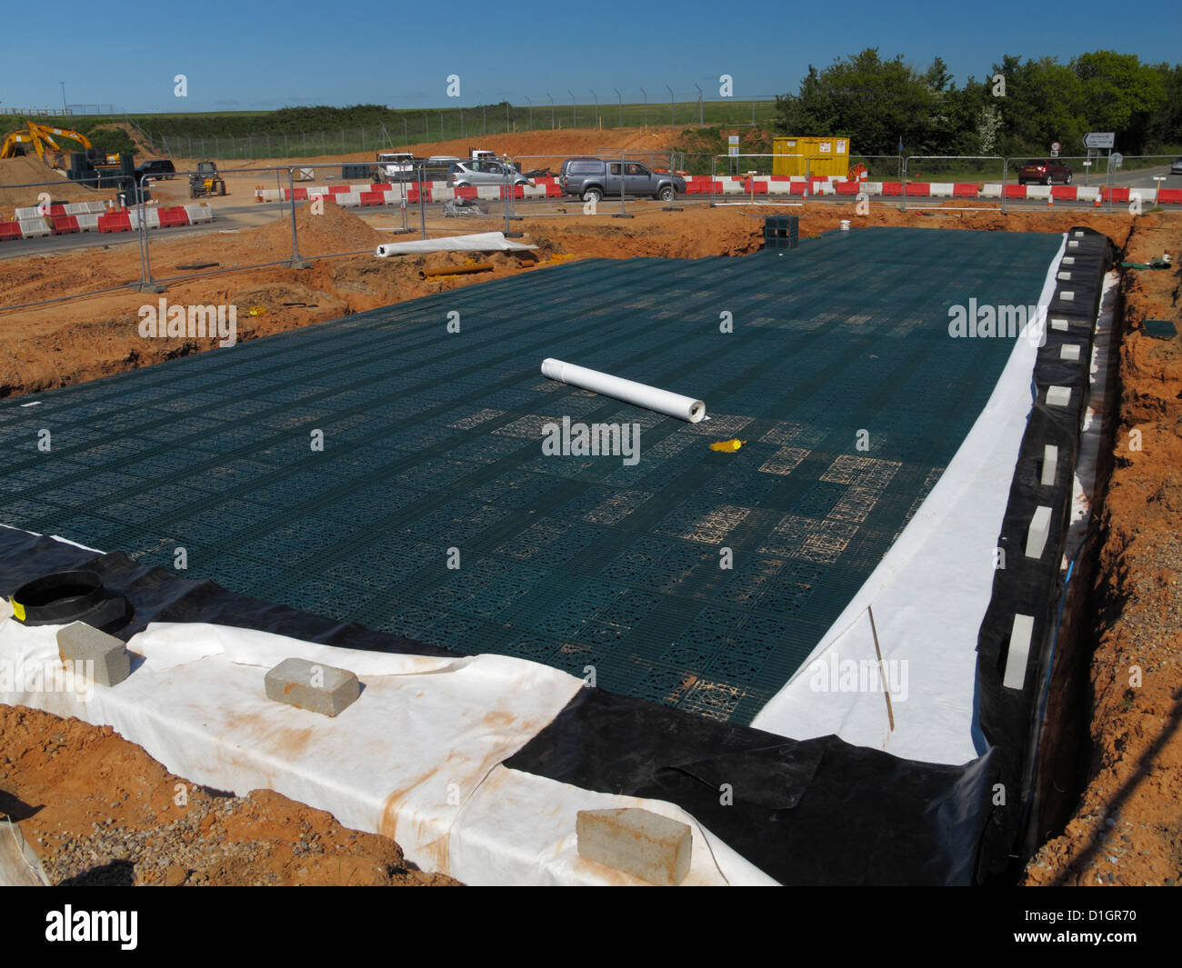 Drenaggio sostenibili stormbloc cassa plastica attenuazione sistema del serbatoio sul Regno Unito nuova strada sito in costruzione Foto Stock