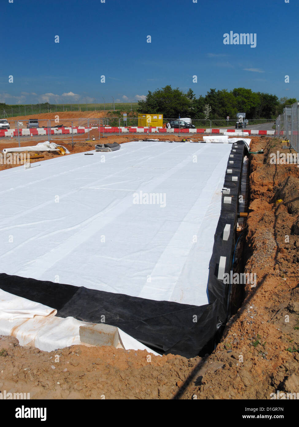 Drenaggio sostenibili stormbloc cassa plastica attenuazione sistema del serbatoio sul Regno Unito nuova strada sito in costruzione Foto Stock