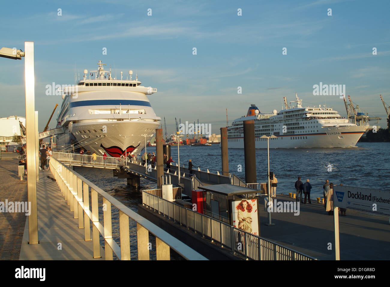 Amburgo, in Germania, Kreufahrtschiffe AIDAluna e Germania nel porto di Amburgo Foto Stock