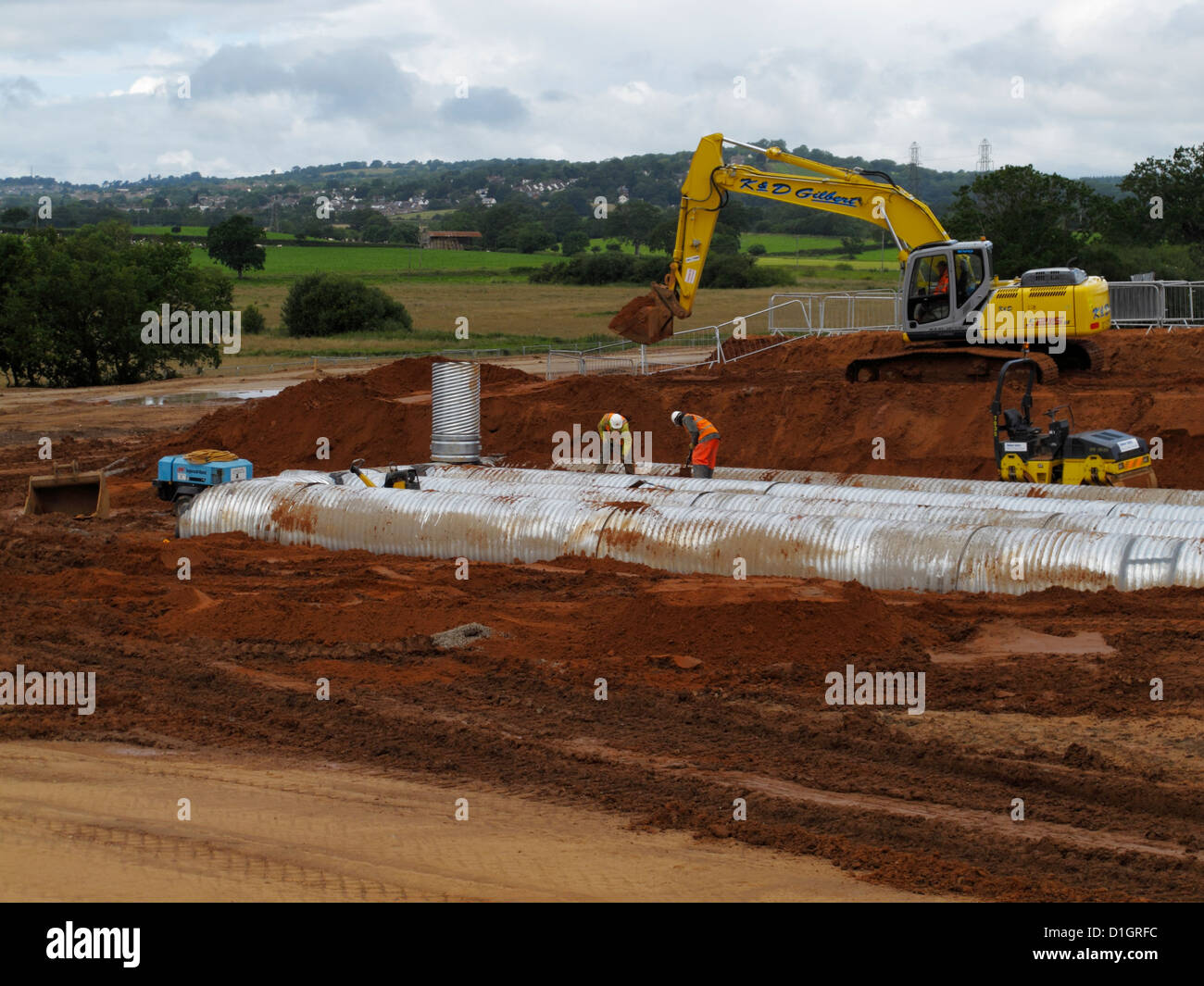 Prevenzione delle inondazioni di grandi tubi utilizzati per la costruzione di un serbatoio di attenuazione a lento in acqua di superficie runoff dal sito di sviluppo Regno Unito Foto Stock