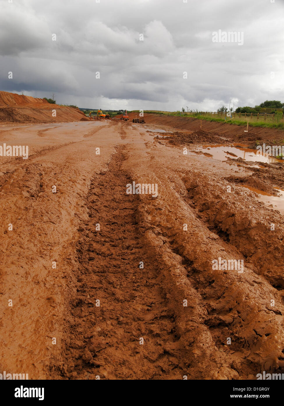 Le tracce in gloopy spessa fango umido sul sito di sterro per la costruzione di una nuova strada regno unito Foto Stock