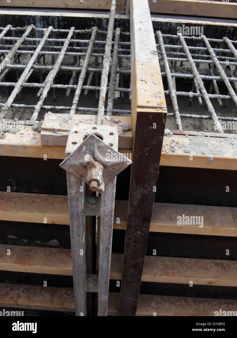 Calcestruzzo di armatura pour rebar legname cassaforma di fondazione di striscia del grande ponte sulla nuova strada sito in costruzione regno unito Foto Stock