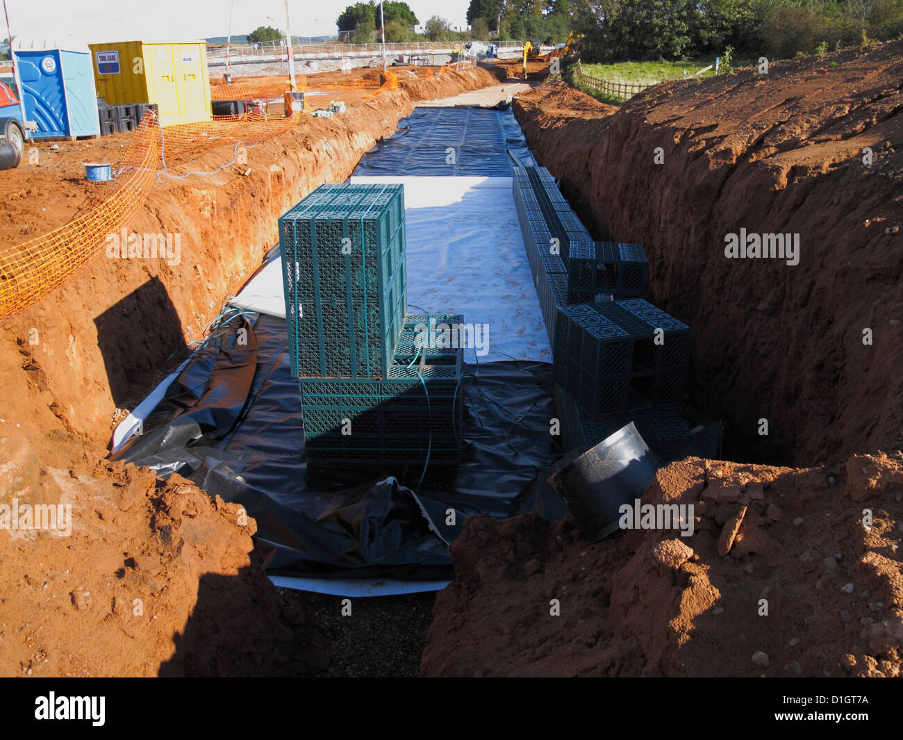 Sepolto camera di attenuazione utilizzando Stormbloc cassette di plastica di superficie sostenibile sistema di scolo dell'acqua saponata edilizia stradale Regno Unito Foto Stock