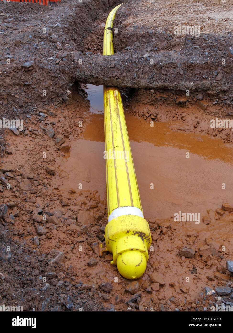 Collegato estremità di nuova posa giallo ad alta densità di plastica in polietilene alta pressione principale di gas in una trincea aperta REGNO UNITO Foto Stock