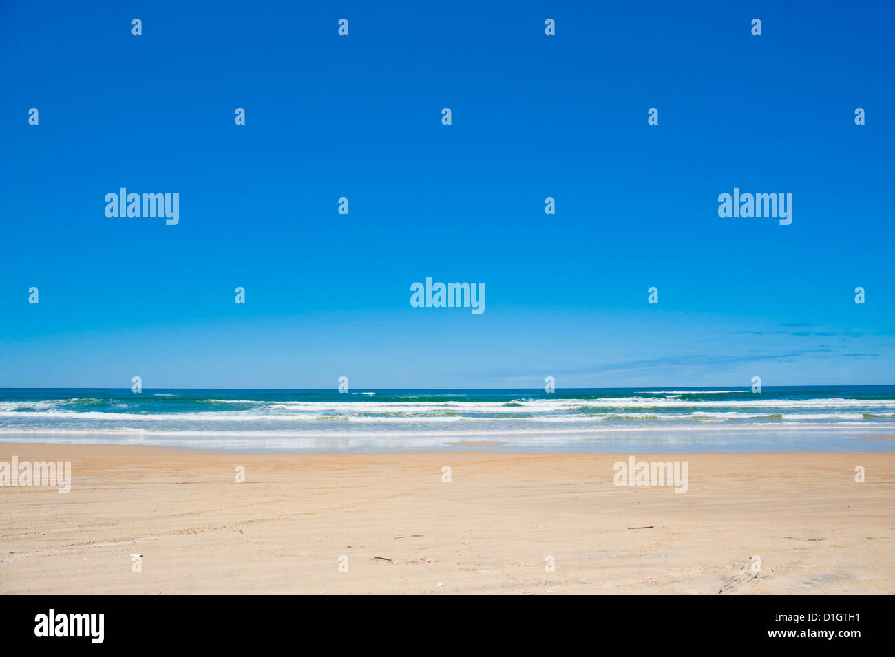 Settanta Cinque miglia di spiaggia con sabbia bianca e blu del cielo, l'Isola di Fraser, Queensland, Australia Pacific Foto Stock