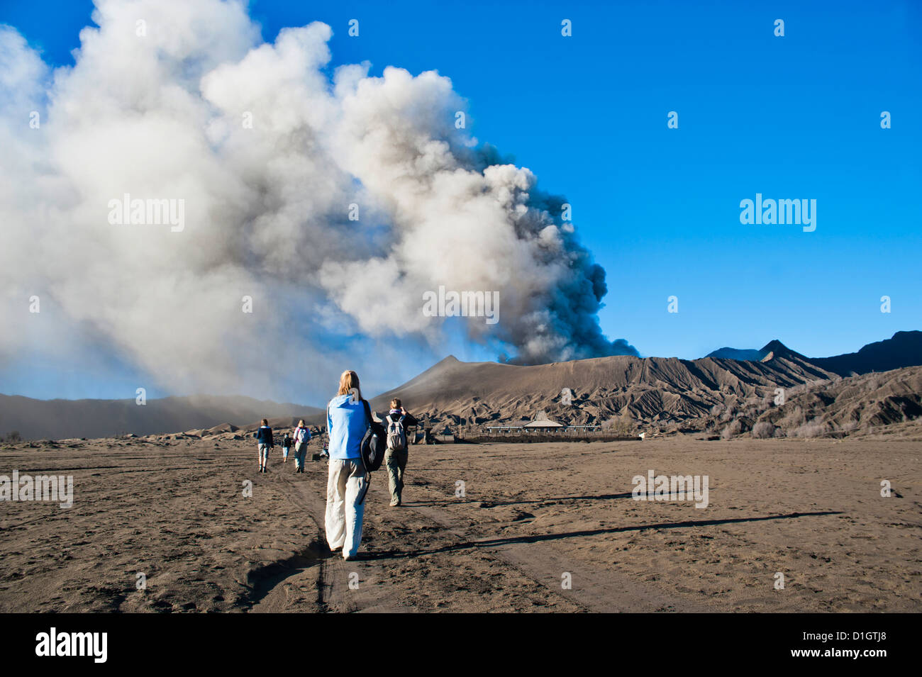 I turisti a guardare il Monte Bromo, un vulcano attivo, scoppierà in East Java, Indonesia, Asia sud-orientale, Asia Foto Stock