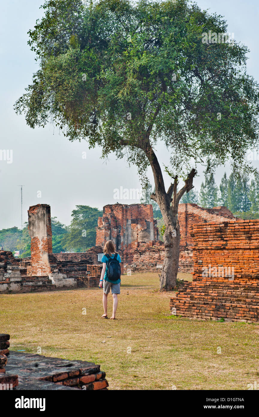 Visite turistiche presso le rovine del tempio di Wat Mahathat, Ayutthaya, sito Patrimonio Mondiale dell'UNESCO, Thailandia, Sud-est asiatico Foto Stock