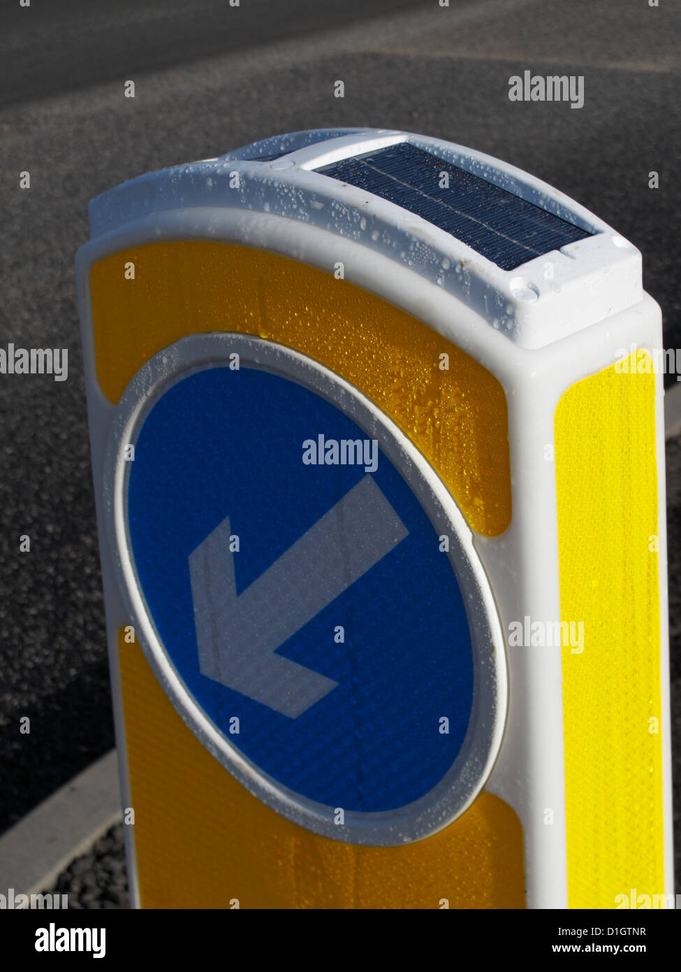 Fotoelettrica di celle fotovoltaiche sulla parte superiore di un solare tenere la sinistra bollard REGNO UNITO Foto Stock