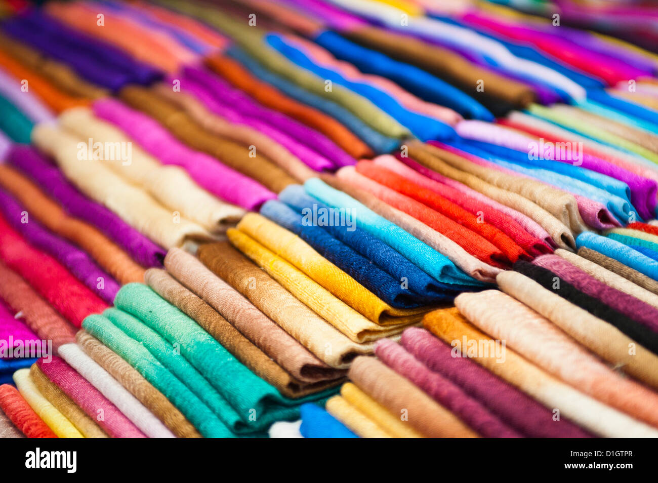 Tradizionali sciarpe di seta della Thailandia del Nord presso il mercato notturno di Chiang Rai, Thailandia, Sud-est asiatico, in Asia Foto Stock