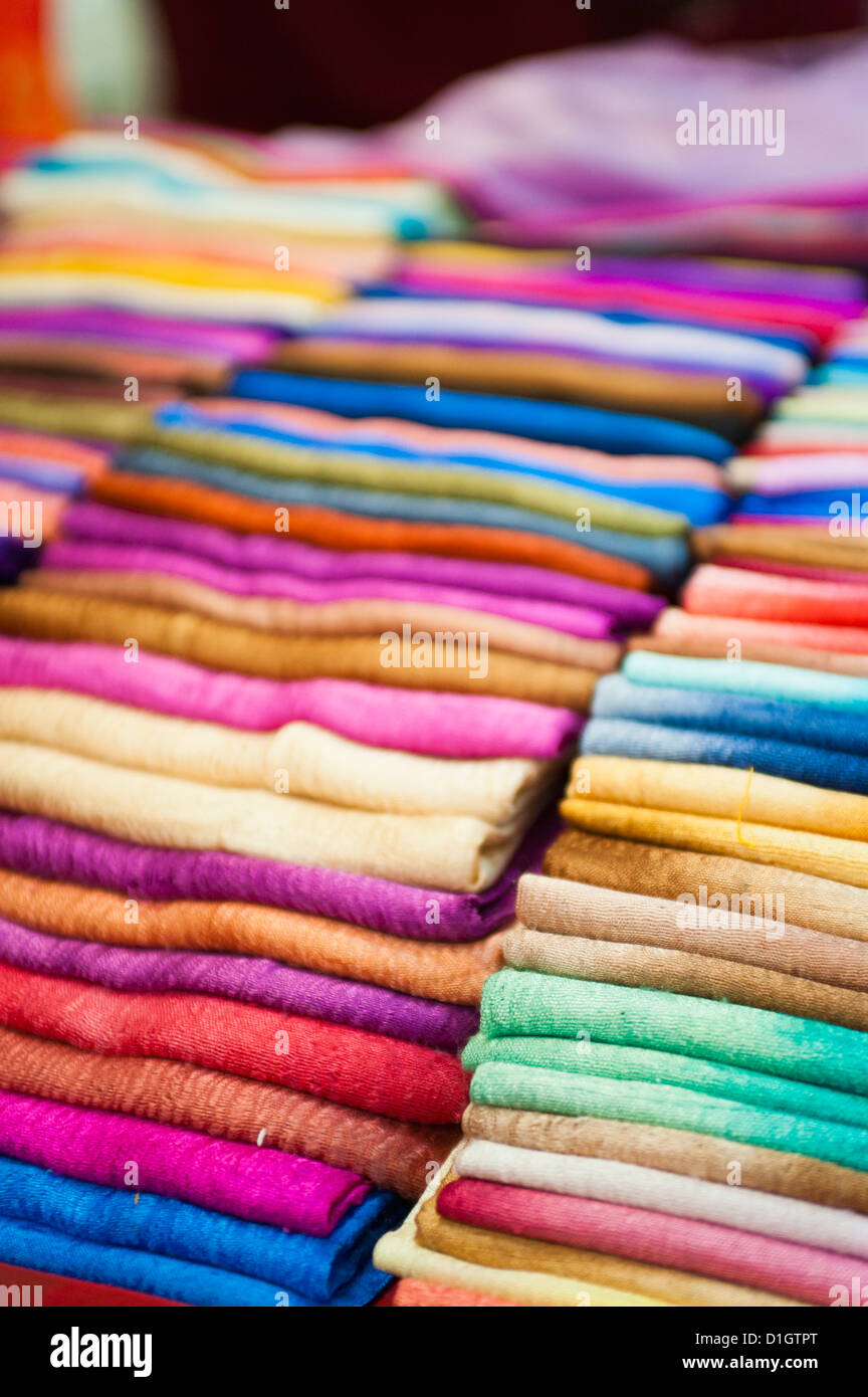 Tradizionali sciarpe di seta della Thailandia del Nord presso il mercato notturno di Chiang Rai, Thailandia, Sud-est asiatico, in Asia Foto Stock