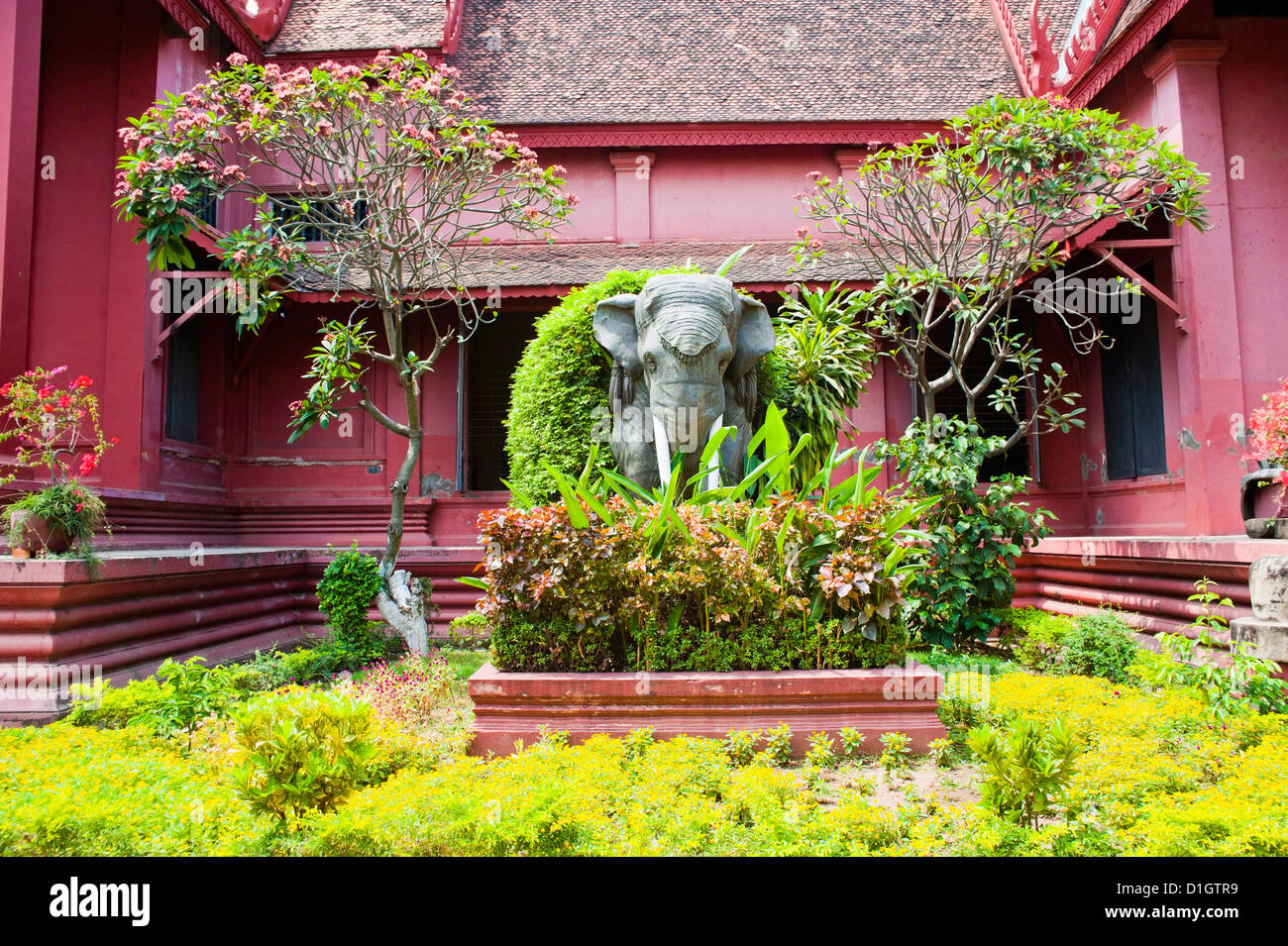 Statua di elefante al di fuori del Museo Nazionale della Cambogia, Phnom Penh, Cambogia, Indocina, Asia sud-orientale, Asia Foto Stock