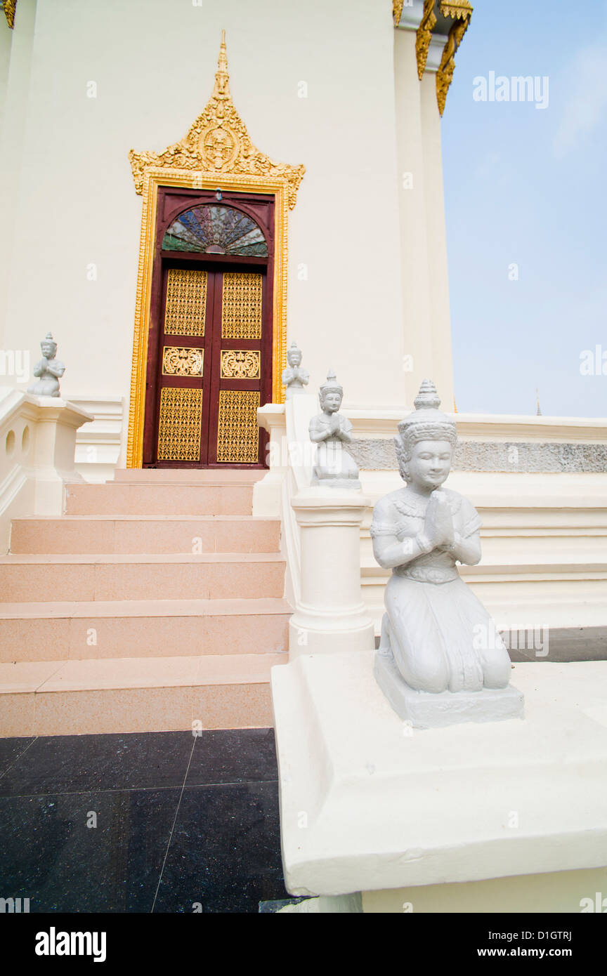 Statue di Buddha a Pagoda d'argento (il Tempio del Buddha di smeraldo), il Palazzo Reale di Phnom Penh, Cambogia, Indocina Foto Stock