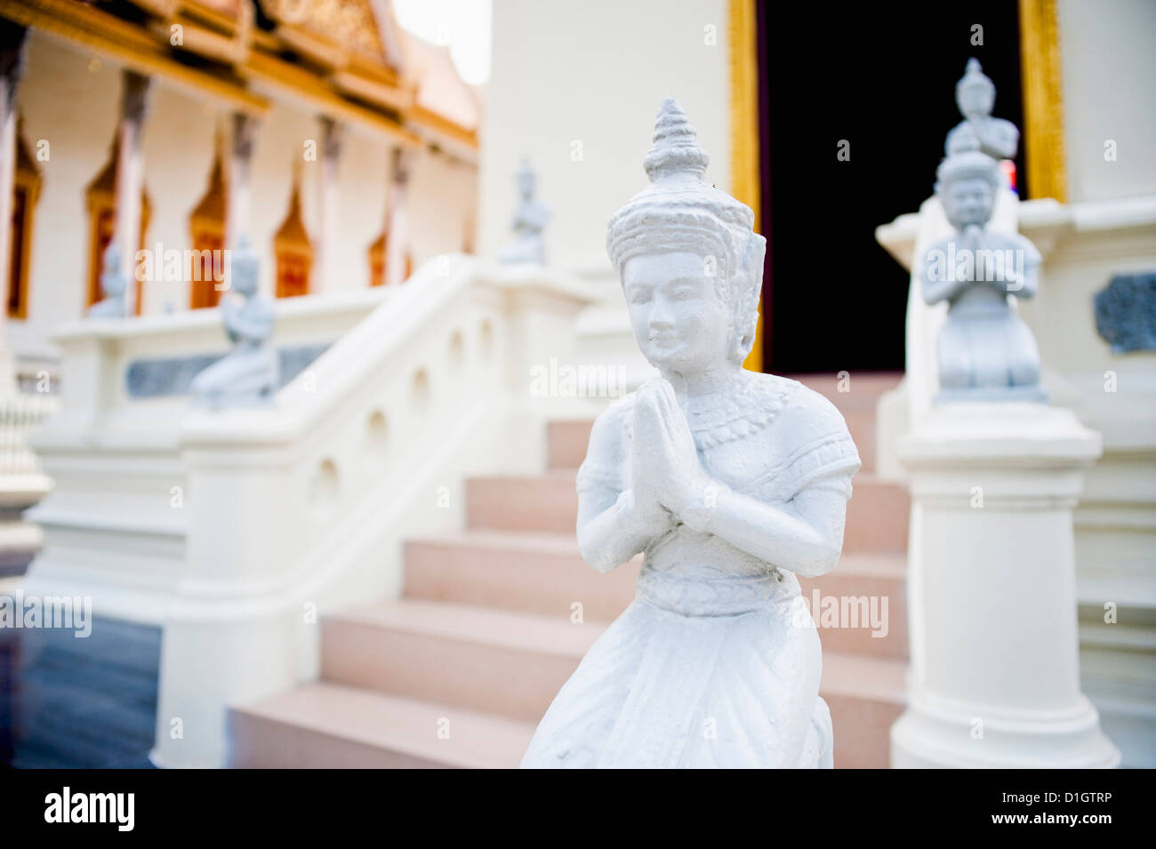 Di piccole dimensioni e di colore bianco statua del Buddha, il Tempio del Buddha di Smeraldo presso il Palazzo Reale di Phnom Penh, Cambogia, Indocina, sud-est asiatico Foto Stock