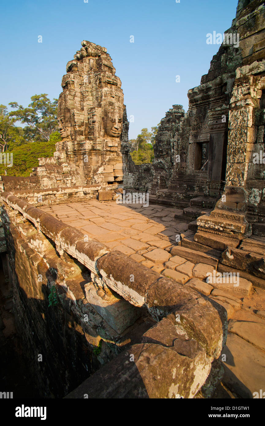Faccia su uno stupa al tempio Bayon, i templi di Angkor, Siem Reap, Cambogia, Indocina, Asia sud-orientale, Asia Foto Stock