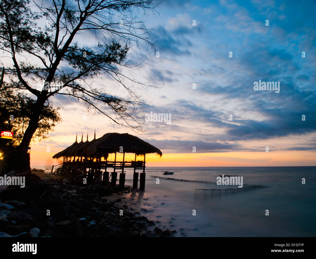 Il ristorante sulla spiaggia al tramonto, Gili Trawangan, isole Gili, Indonesia, Asia sud-orientale, Asia Foto Stock