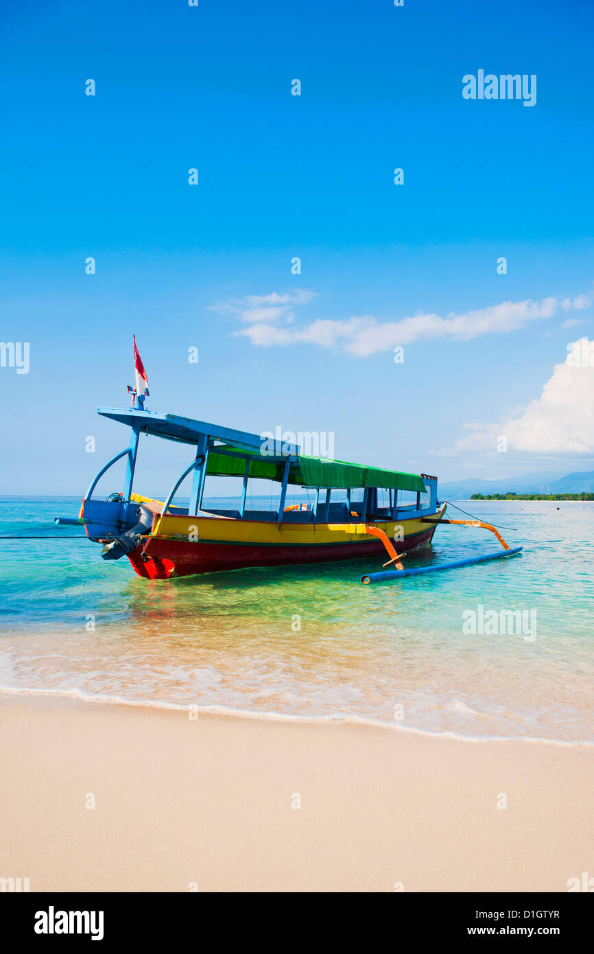 Colorato tradizionale imbarcazione indonesiana sull'isola tropicale di Gili Meno, isole Gili, Indonesia, Asia sud-orientale, Asia Foto Stock