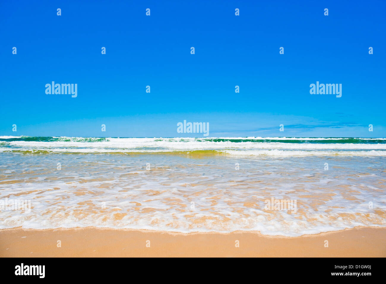 La sabbia del mare e del cielo di settantacinque Mile Beach L'Isola di Fraser, Sito Patrimonio Mondiale dell'UNESCO, Queensland, Australia Pacific Foto Stock