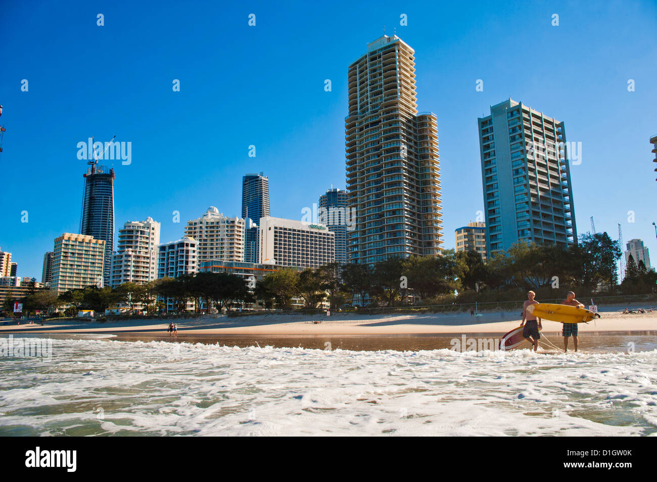 Surfisti a Surfers Paradise, Gold Coast, Queensland, Australia Pacific Foto Stock