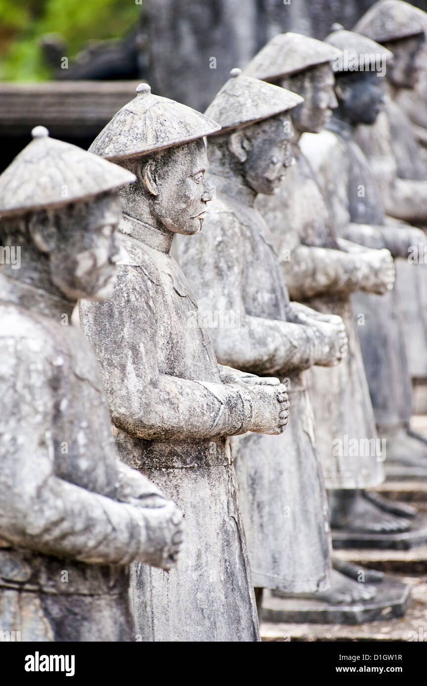 La linea di statue in pietra presso la tomba di Khai Dinh, tonalità, Vietnam, Indocina, Asia sud-orientale, Asia Foto Stock