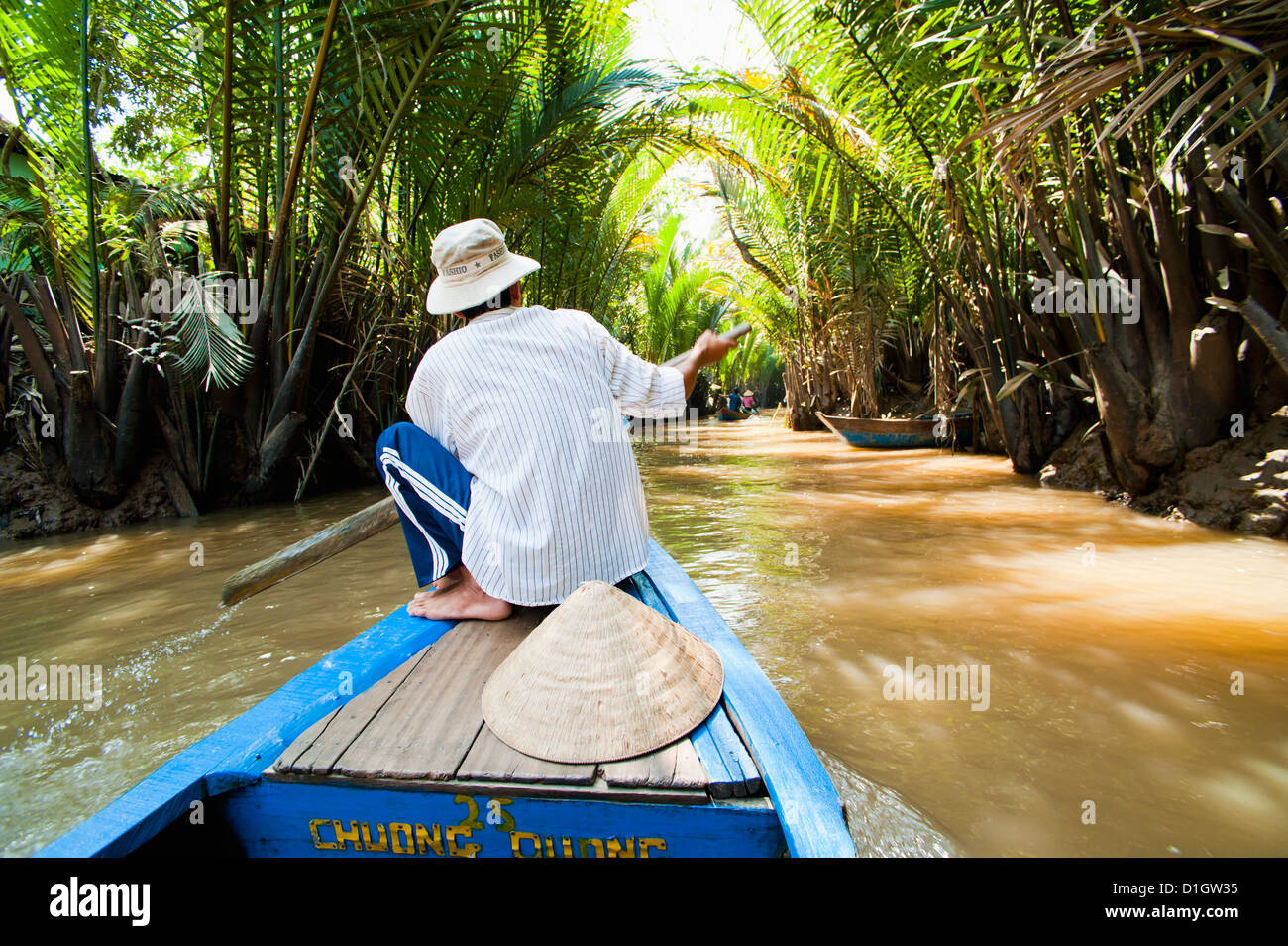 Gita in barca fino a fiume stretto nel Delta del Mekong, Vietnam, Indocina, Asia sud-orientale, Asia Foto Stock