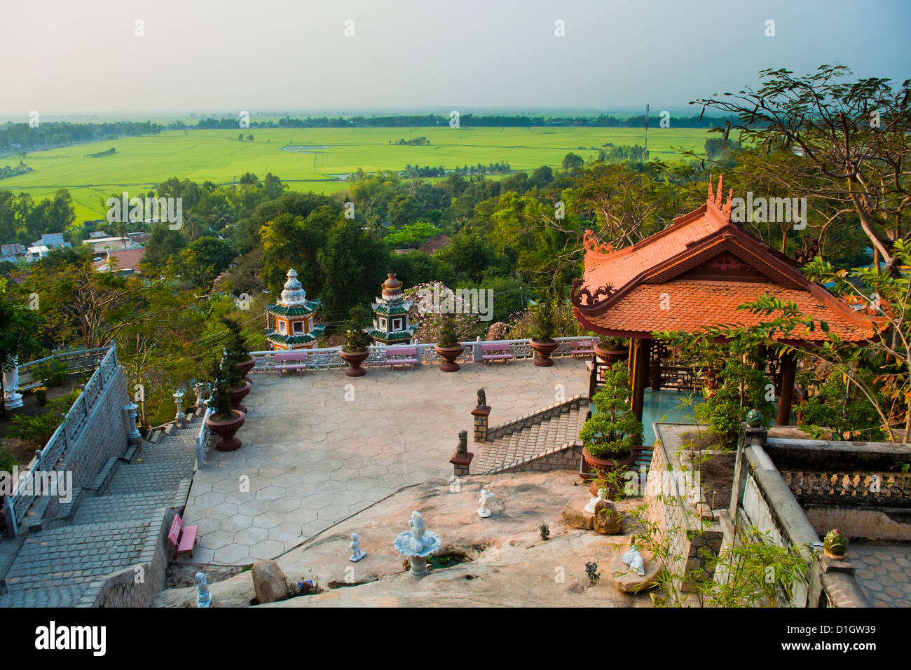 Tempio di Sam Mountain, il Delta del Mekong, Vietnam, Indocina, Asia sud-orientale, Asia Foto Stock