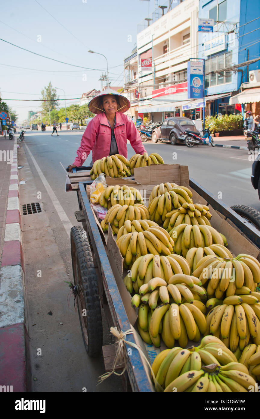 Vecchia donna la vendita delle banane per le strade di Vientiane, Laos, Indocina, Asia sud-orientale, Asia Foto Stock