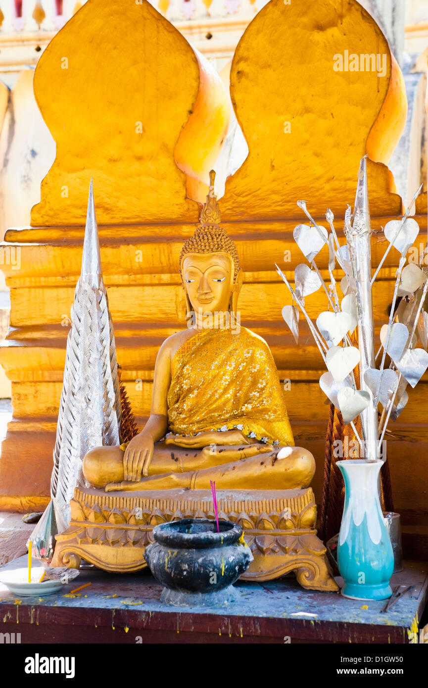 Oro brillante statua del Buddha in Pha That Luang, un buddista templ, Vientiane, Laos, Indocina, Asia sud-orientale, Asia Foto Stock