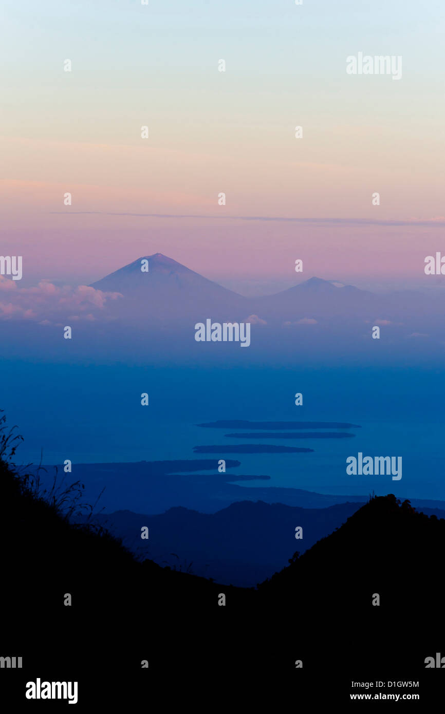 Tramonto sul Monte Agung e Monte Batur di Bali e le tre isole Gili preso dal Monte Rinjani, Lombok, Indonesia Foto Stock