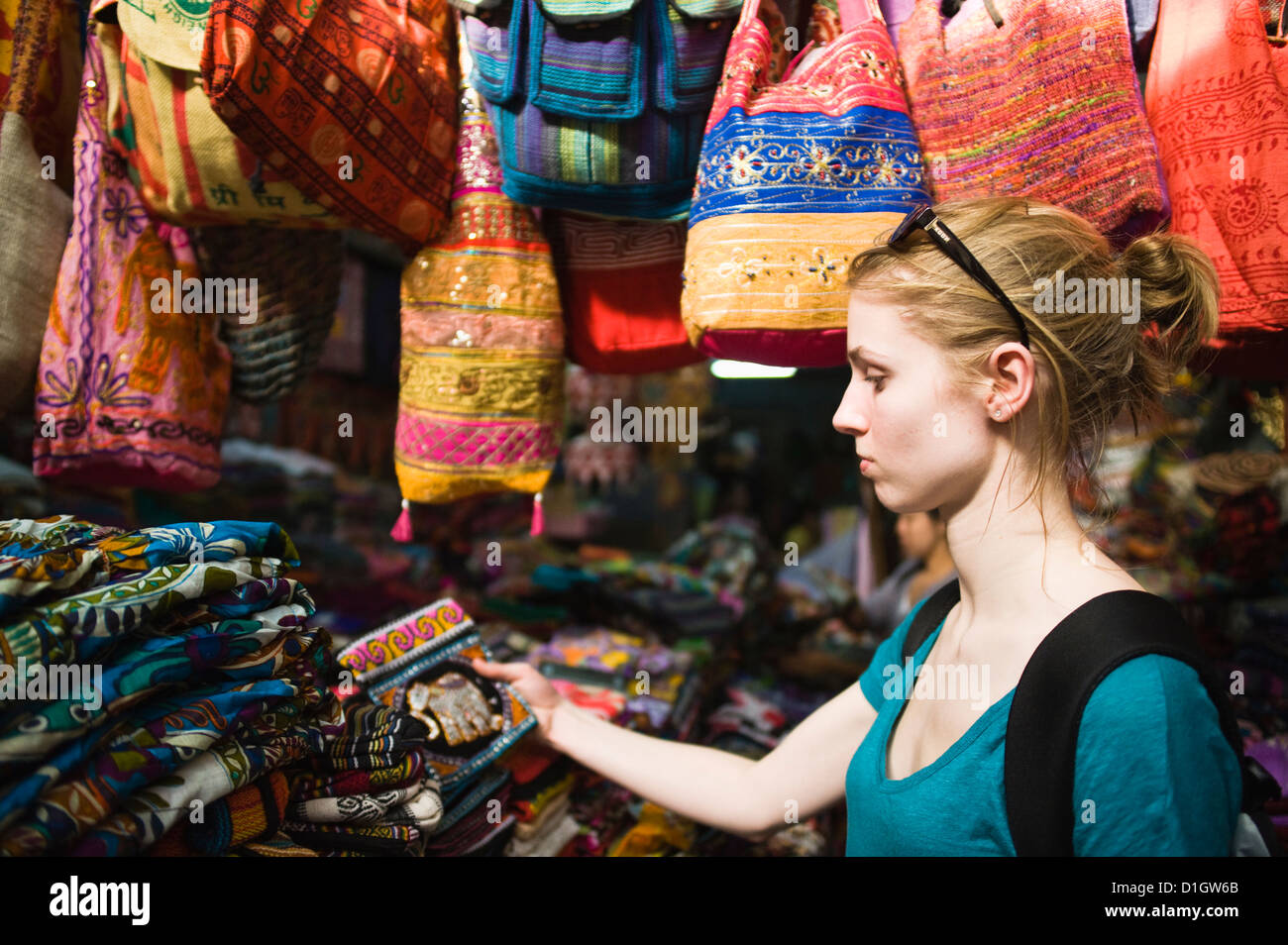 Tourist shopping sulla Khaosan Road Market a Bangkok, Thailandia, Sud-est asiatico, in Asia Foto Stock
