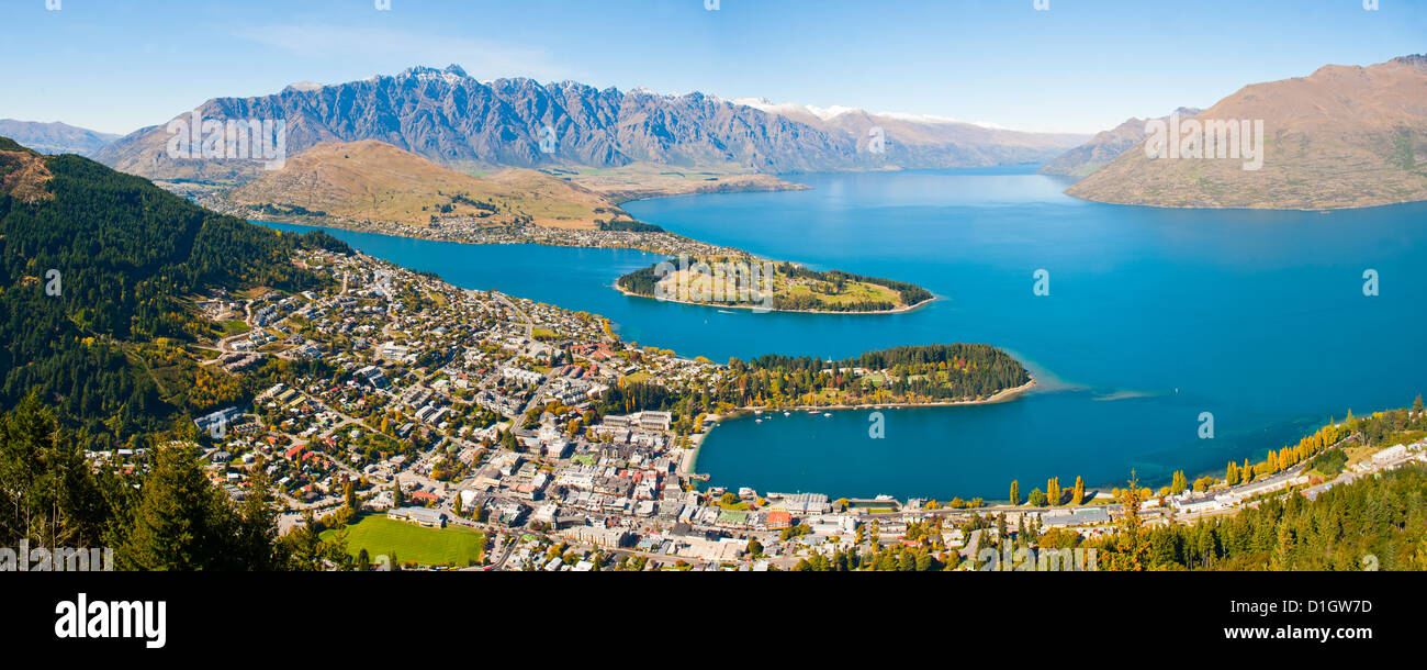 Vista aerea di Queenstown, sul lago Wakatipu e sulle montagne notevole, Regione di Otago, South Island, in Nuova Zelanda, Pacific Foto Stock