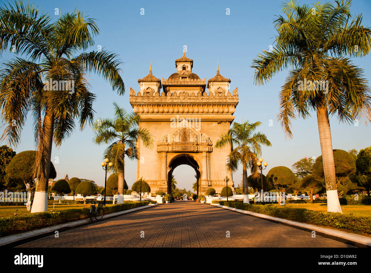 Patuxai, Vittoria (Gate), una replica di Arc de Triomphe, Vientiane, Laos, Indocina, Asia sud-orientale, Asia Foto Stock
