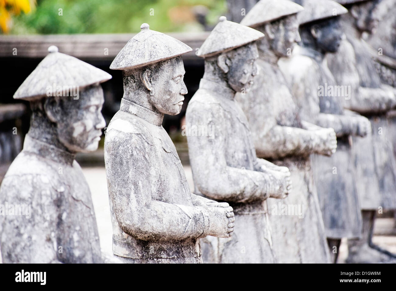 Statue di pietra a tomba di Khai Dinh, la tonalità, il Sito Patrimonio Mondiale dell'UNESCO, Vietnam, Indocina, Asia sud-orientale, Asia Foto Stock