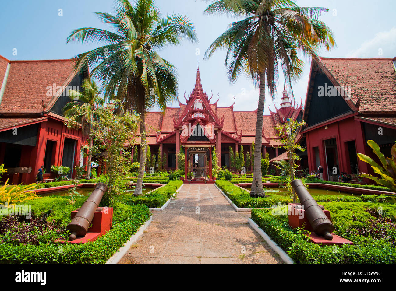 Il cortile interno del Museo Nazionale della Cambogia, Phnom Penh, Cambogia, Indocina, Asia sud-orientale, Asia Foto Stock