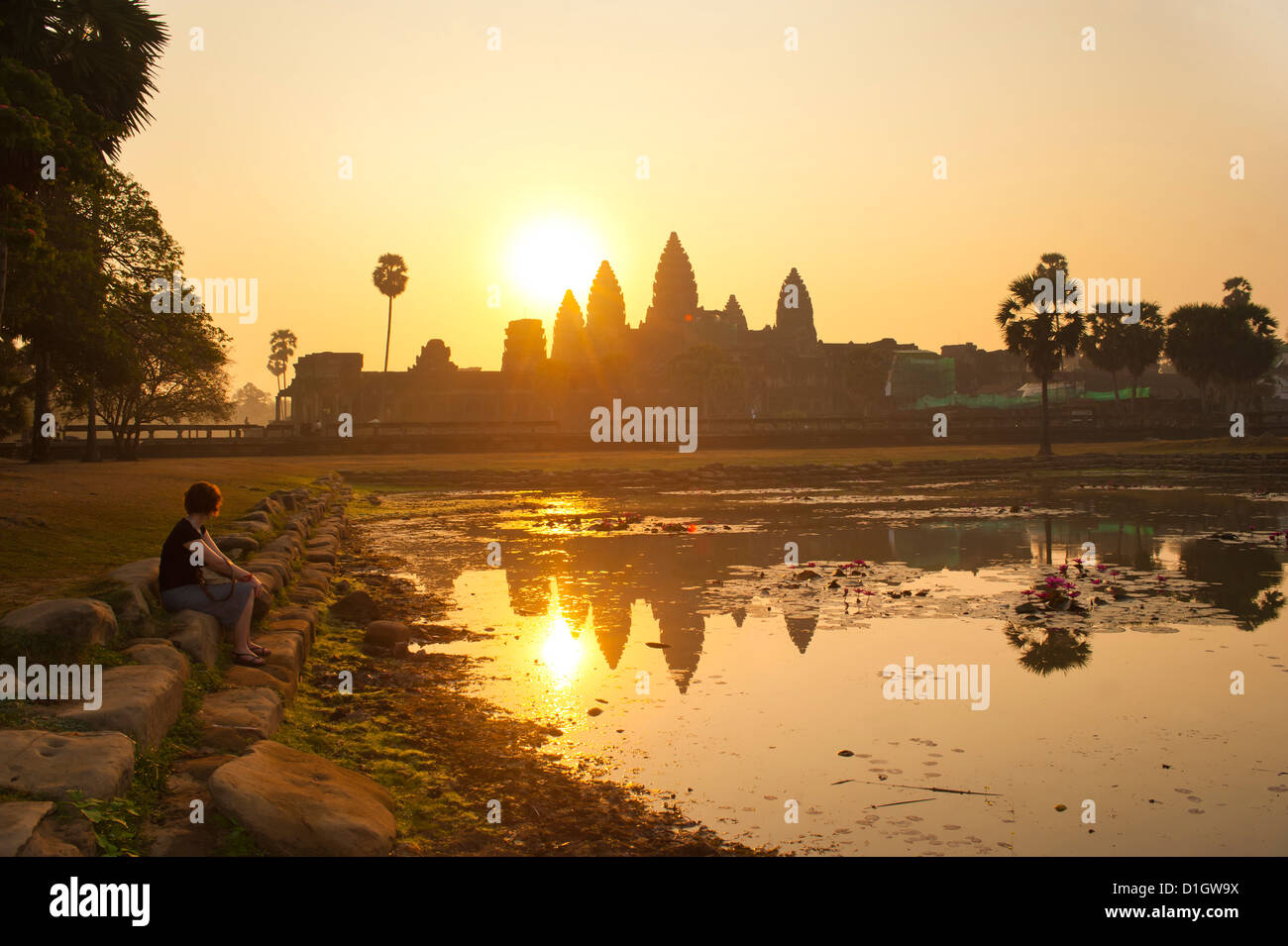 Guardare turistico Alba a Angkor Wat, i templi di Angkor, Siem Reap Provincia, Cambogia, Indocina, Asia sud-orientale, Asia Foto Stock