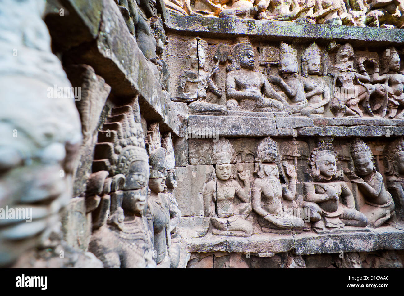 Bassorilievi sculture in pietra presso la terrazza del re lebbroso, Angkor Thom, Siem Reap Provincia, Cambogia, Indocina, sud-est asiatico Foto Stock