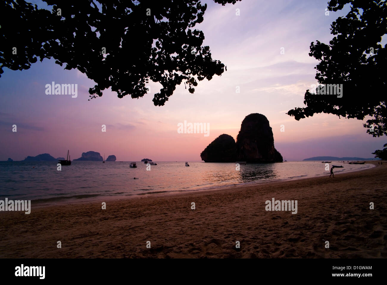 Viola colorato tramonto tropicale a Ao Phra Nang Beach, Railay (Rai Leh), il sud della Thailandia, Asia sud-orientale, Asia Foto Stock