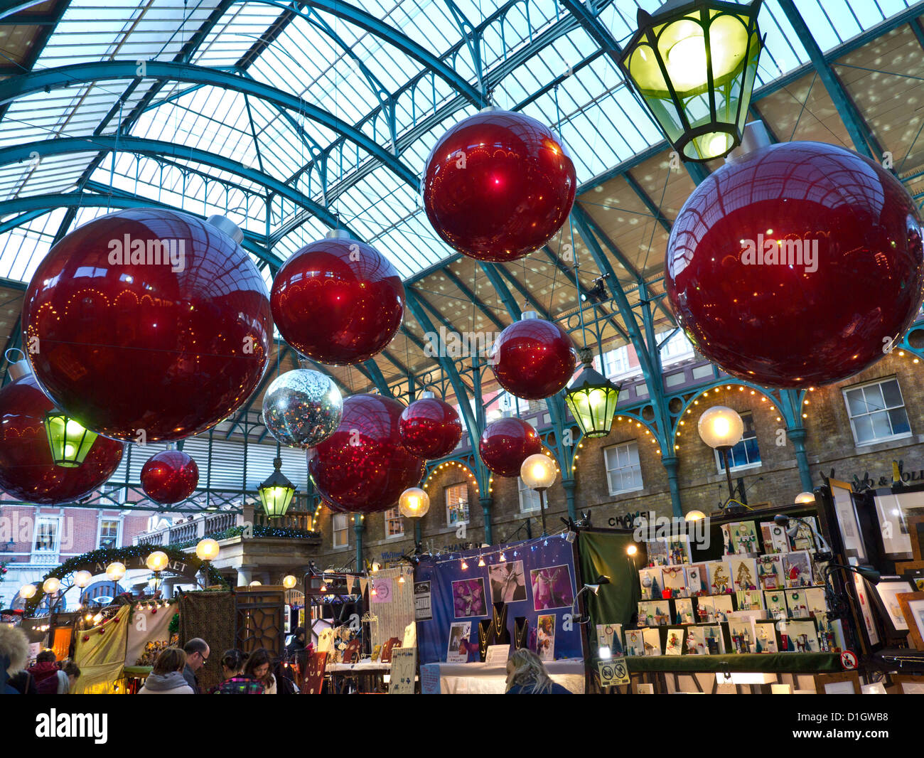 Il mercato di Apple Hall a Covent Garden con decorazioni di Natale London REGNO UNITO Foto Stock