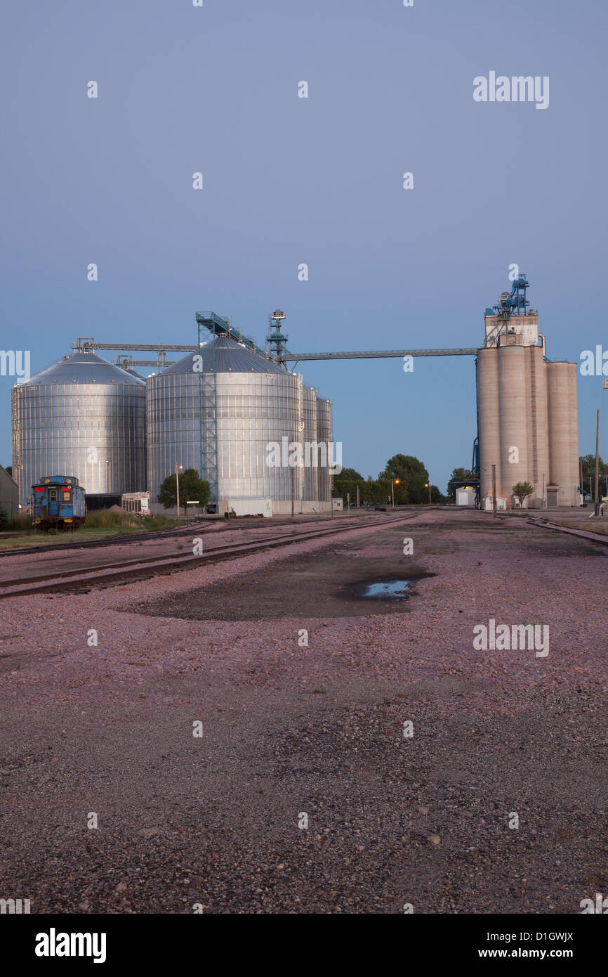 Binari silos per il grano e ascensore a Redfield, South Dakota, al tramonto. Foto Stock