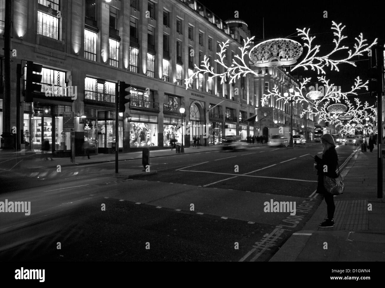 Regent Street di notte che mostra le decorazioni di Natale, City of Westminster, Londra, Inghilterra, Regno Unito Foto Stock