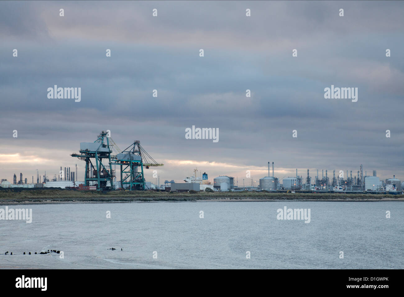 Teesside industria pesante visto da sud gare del Fiume Tees al tramonto. Foto Stock